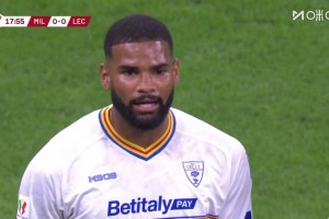 米蘭多打一人！恩昆庫被放倒，主裁查看VAR后西伯特直紅離場！