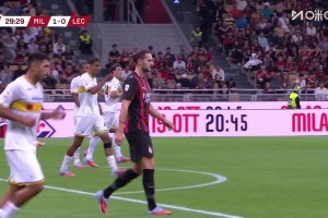 又是立柱！薩勒馬科爾斯右路傳中，拉比奧特后點包抄飛身打門中柱