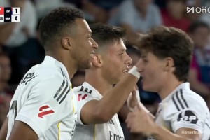 姆總?cè)昼妰汕?！居勒爾挑傳，姆巴佩單刀過掉門將打空門得手