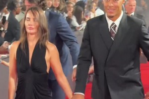 氣場滿分！范戴克與妻子并肩走紅毯