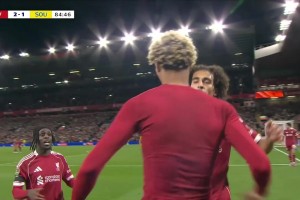 弗林蓬看呆了！?；倏私^殺脫衣慶祝染第二黃！