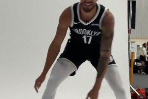 ??運球咋這么別扭呢！小波特身披籃網(wǎng)球衣拍攝定妝照