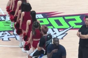 身旁有啦啦隊美女熱舞，追夢卻不為所動，和身后觀眾battle