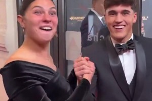 庫巴西你這不近女色啊??怎么和女孩子擊掌都這么興奮