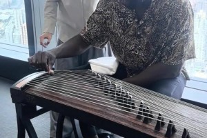 追夢(mèng)嘗試彈中國(guó)古箏 天賦炸裂一學(xué)就會(huì)啊??