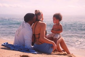 今天成功求婚！??拉塞爾此前與女友帶著娃在海邊溫馨度假