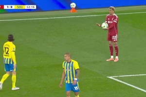 不冷靜！?；倏瞬粷M判罰擊打皮球，被主裁出示第一張黃牌！