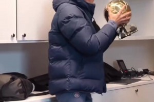 登貝萊歸隊，恩里克親了親他剛領回來的金球??