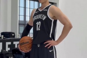 曾凡博亮相籃網(wǎng)媒體日，這造型帥不帥？??