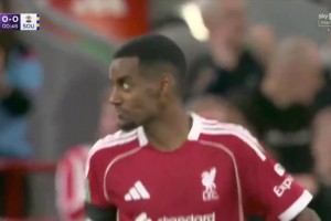 開場造險！基耶薩禁區(qū)內(nèi)做球，伊薩克打門被門將擋出！