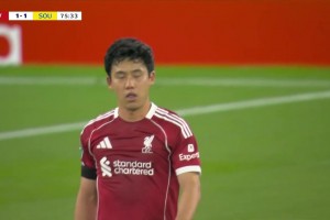 離譜失誤！遠(yuǎn)藤航頭球解圍送禮！查爾斯破門利物浦1-1遭圣徒扳平