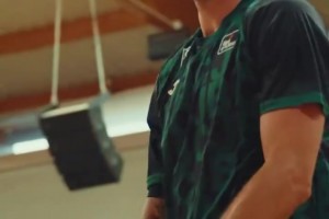 曾凡博上身籃網(wǎng)城市版球衣，這造型是真的帥！??