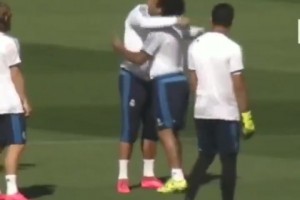 當(dāng)C羅擁抱馬塞洛后其他隊友都嫉妒了??