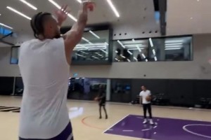 再見已是對手！狄龍和杰倫-格林在太陽訓(xùn)練館內(nèi)練習(xí)三分投籃~