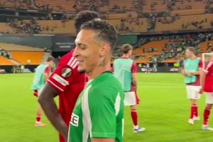 圓神傳射+絕平！比賽結(jié)束時(shí)，安東尼與諾丁漢森林球員擁抱寒暄