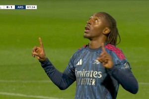 首球來了！斯凱利腳后跟做球，埃澤推射破門