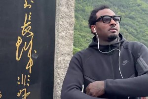 現(xiàn)已無人問津？前火箭球星沃爾爬長城：時隔11年重返這里~