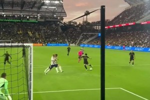 球門近距離視角，感受孫興慜射門的力量和技術(shù)