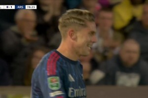 傳的很好了??！道曼一腳出球穿透防線，約克雷斯單刀射門被封堵