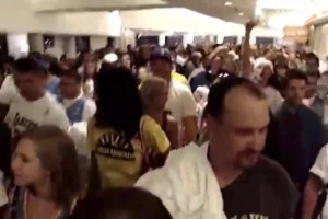 08年季后賽首輪湖人橫掃掘金，掘金主場(chǎng)外球迷高喊MVP！