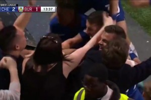 悶死了！伊瓜因被女球迷拉懷里慶祝??