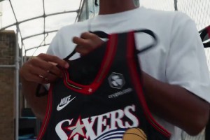 76人眾球員看到經(jīng)典款復(fù)古球衣的反應(yīng)，當(dāng)年艾弗森穿這身是真的帥