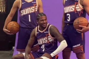 小子挺有地位??！杰倫-格林坐在C位 布克和狄龍分列左右