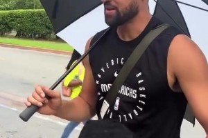 徐靜雨看到年輕時(shí)詹姆斯：太有荷爾蒙魅力了，也就是東契奇比他帥