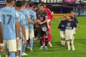 梅西太忙了！擊掌也得兩邊照顧到??