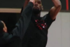 第一次看到紅色配色的杜蘭特？KD終于穿上火箭的訓(xùn)練服了！