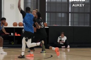 小伙好好表現(xiàn)！籃網(wǎng)曬球隊訓練營片段，曾凡博出鏡努力防守