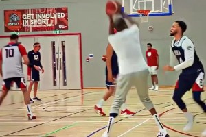 杜蘭特跳投，庫里的伸手只能防到腋下，這令人驚嘆的天賦啊