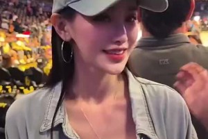 此前美女球迷現(xiàn)場看球被問到心目中前三球星：詹姆斯、科比、華子