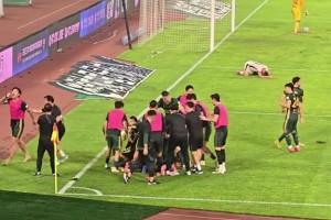 可能是蓉城丟冠的一球！浙江隊(duì)球迷瘋狂豎中指嘲諷蓉城球迷