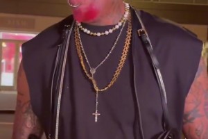 風(fēng)騷依舊！最愛吃的東西是什么？羅德曼指向了旁邊的女友……