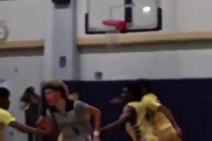 天賦盡顯！鮑爾高中時(shí)在五人包圍網(wǎng)中命中三分