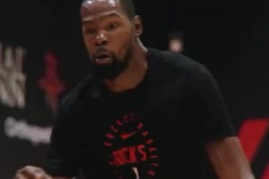 備戰(zhàn)新賽季 期待！杜蘭特身穿火箭訓(xùn)練T恤在球館訓(xùn)練~