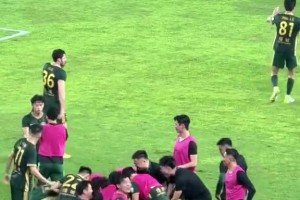 浙江球迷炸鍋了！現(xiàn)場(chǎng)實(shí)拍浙江隊(duì)最后時(shí)刻絕平蓉城??