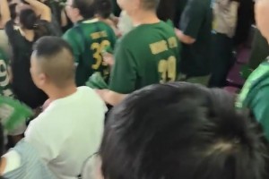 浙江隊(duì)球迷整齊劃一高喊：干死成都！??