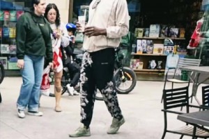 哪來的流浪漢？被拍到在加州逛街的小卡！感覺路人都沒認出來啊！