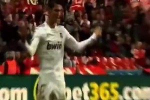 野獸般身體！當(dāng)年C羅被鏟倒后，立刻示意馬競(jìng)球員再上點(diǎn)強(qiáng)度??