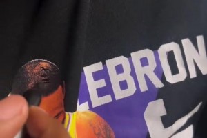 笑死，這是真詹蜜??！球迷給T恤上禿頂?shù)睦险伯嬌项^發(fā)??