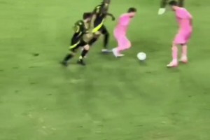 梅西太殘暴了！過(guò)起人來(lái)連隊(duì)友不放過(guò)??