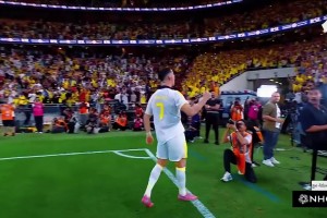 C羅揮拳怒吼致意球迷，給費(fèi)迪南德嚇了一跳??