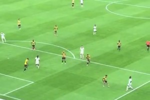 球迷：看看C羅的搶點(diǎn)意識(shí)，其他人都一動(dòng)不動(dòng)，他已經(jīng)領(lǐng)先一步了