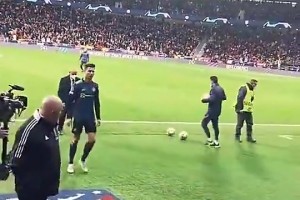 當(dāng)年C羅避免踩到馬競(jìng)隊(duì)徽，球迷反手送一個(gè)中指