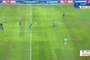 這是業(yè)余聯(lián)賽配合？蘇超連云港隊(duì)反擊中精彩漏球瞬間打穿對(duì)手防線