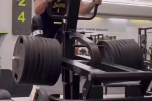 對(duì)自己夠狠??！感受下東契奇720磅重量的腿部力量訓(xùn)練