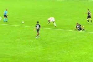 身體被掏空？實(shí)拍：久疏戰(zhàn)陣的伊卡爾迪跑起來已有些笨拙??