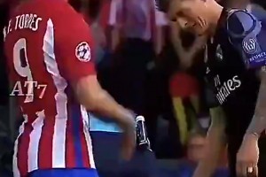 托雷斯怒推C羅！拉莫斯示意C羅用胳膊肘回擊??